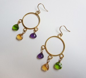 Round shape earrings with three stones